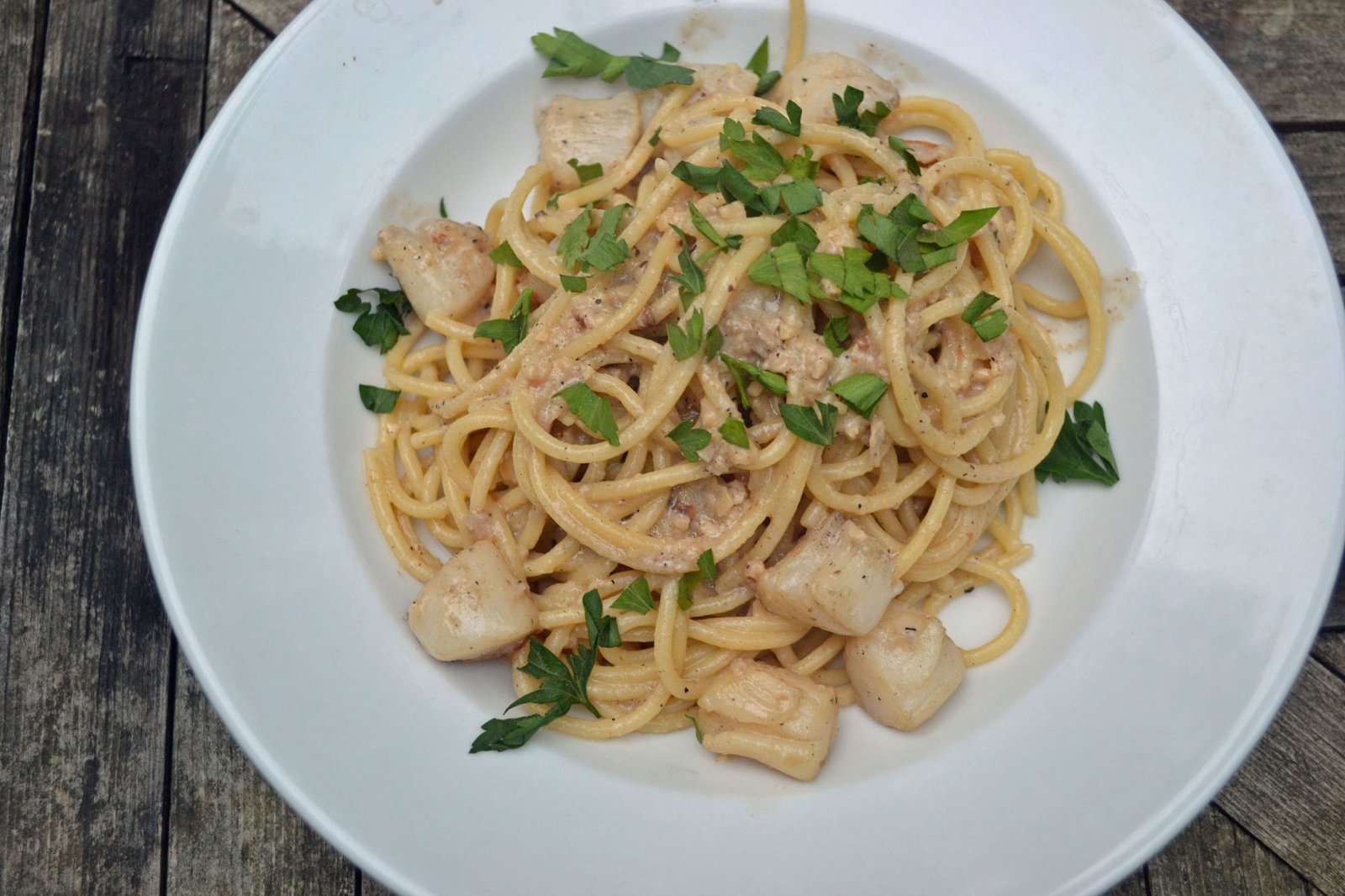 Scallop Pasta with Garlic White Wine Sauce