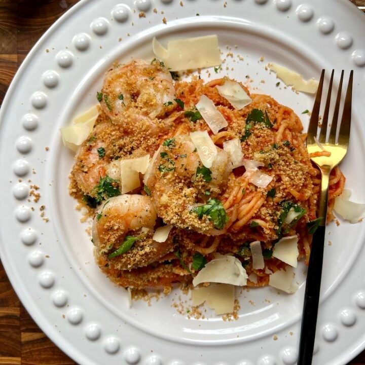 this is a plate of garlic shrimp pasta